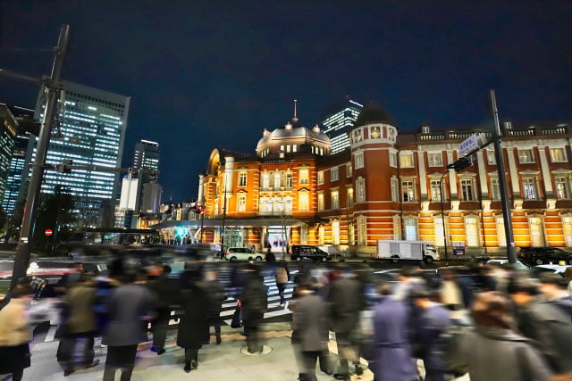 東京駅前の雑踏